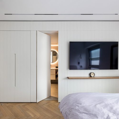 חדר שינה קיר דלת פתוחה